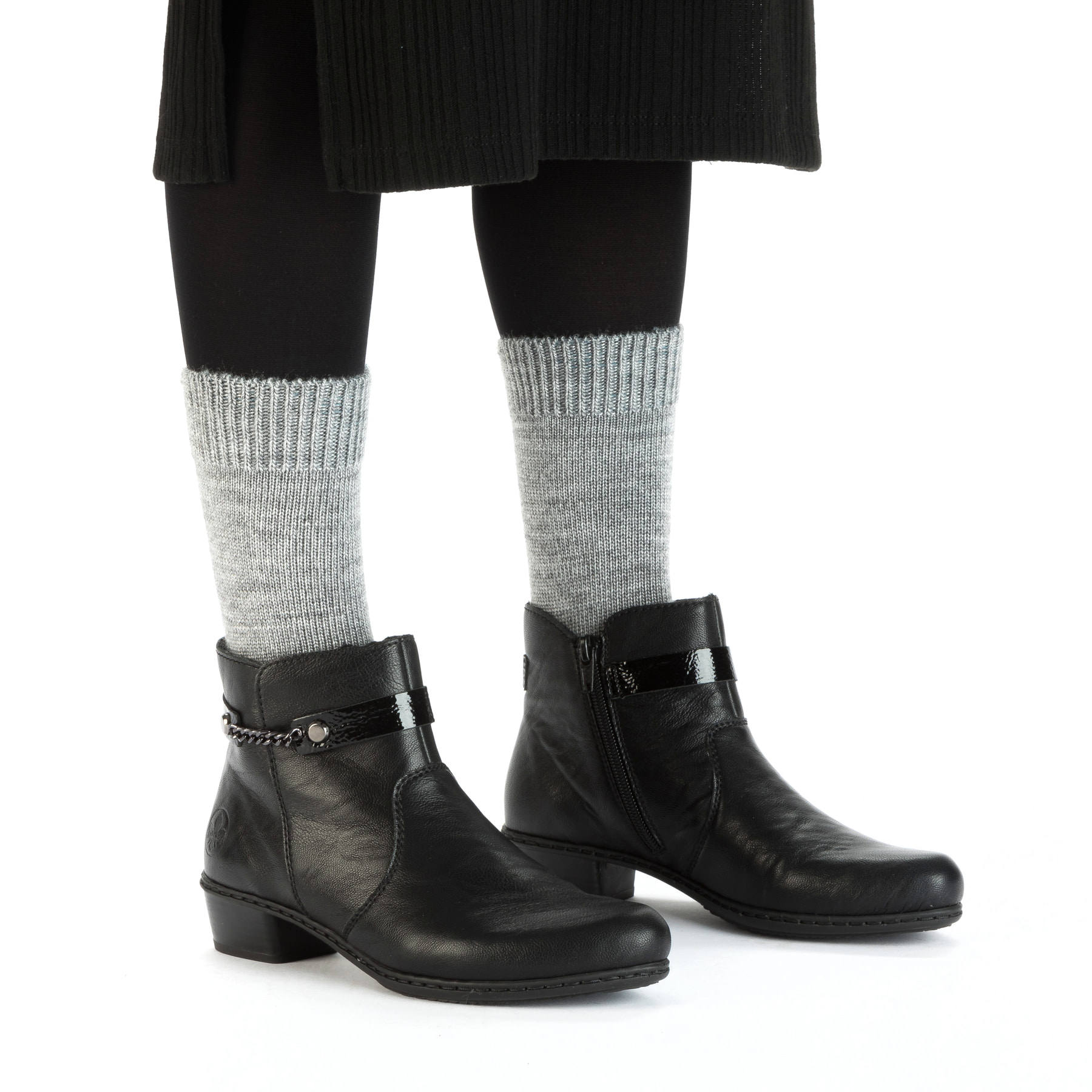 Bottines Rieker noires pour femme Y0783-00 avec chaîne décorative. Chaussure au pied.