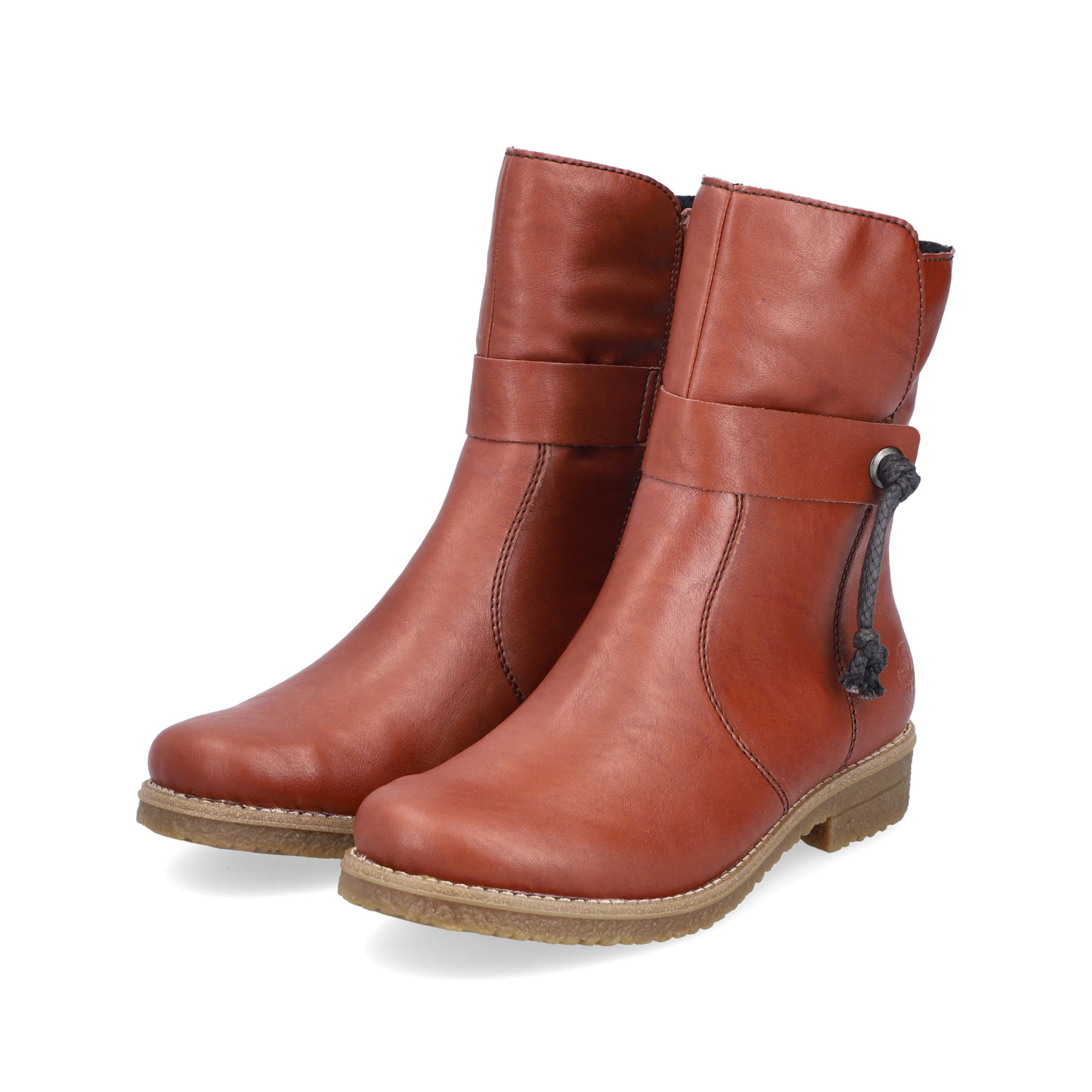 Fuchsbraune Rieker Damen Kurzstiefel 73551-24 mit einer robusten Profilsohle. Schuhpaar schräg.