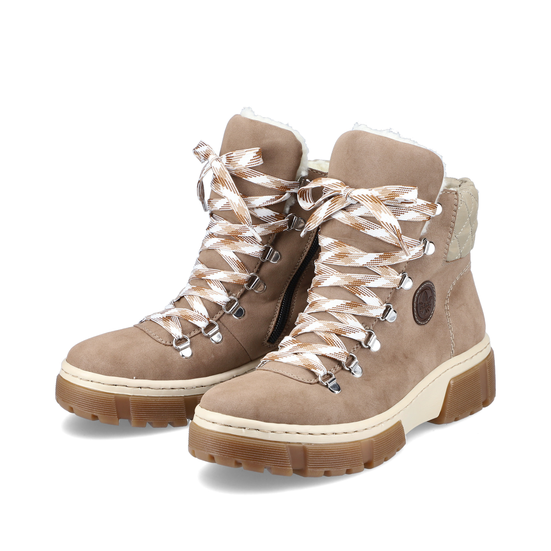 Braunbeige Rieker Damen Schnürstiefel X8647-64 mit Schnürung und Reißverschluss. Schuhpaar schräg.