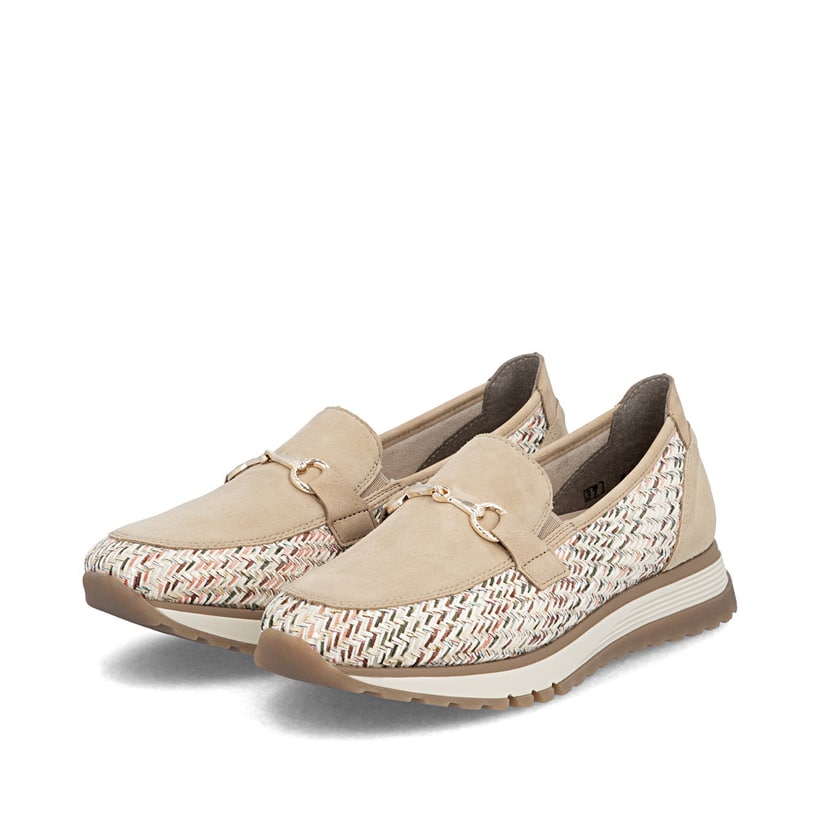 Mocassins Rieker beiges pour femme 49042-62 en cuir velours. Chaussures inclinées sur le côté.