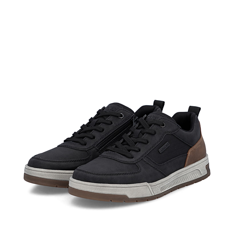 Schwarz-braune Rieker Herren Sneaker Low 36000-00 mit einem Reißverschluss. Schuhpaar seitlich schräg.