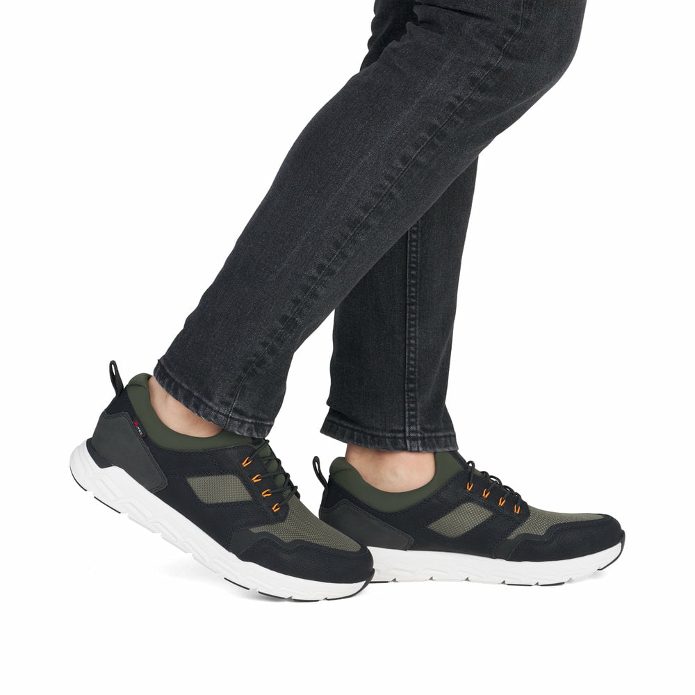 Grüne Rieker Herren Sneaker Low 09102-55 mit wasserabweisender RiekerTEX-Membran. Schuh am Fuß.
