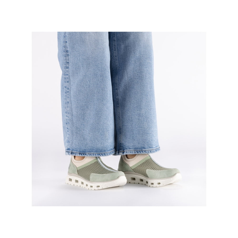 Grüne Rieker Damen Slipper M6077-52 mit einem Gummizug sowie der Komfortweite G. Schuh am Fuß.