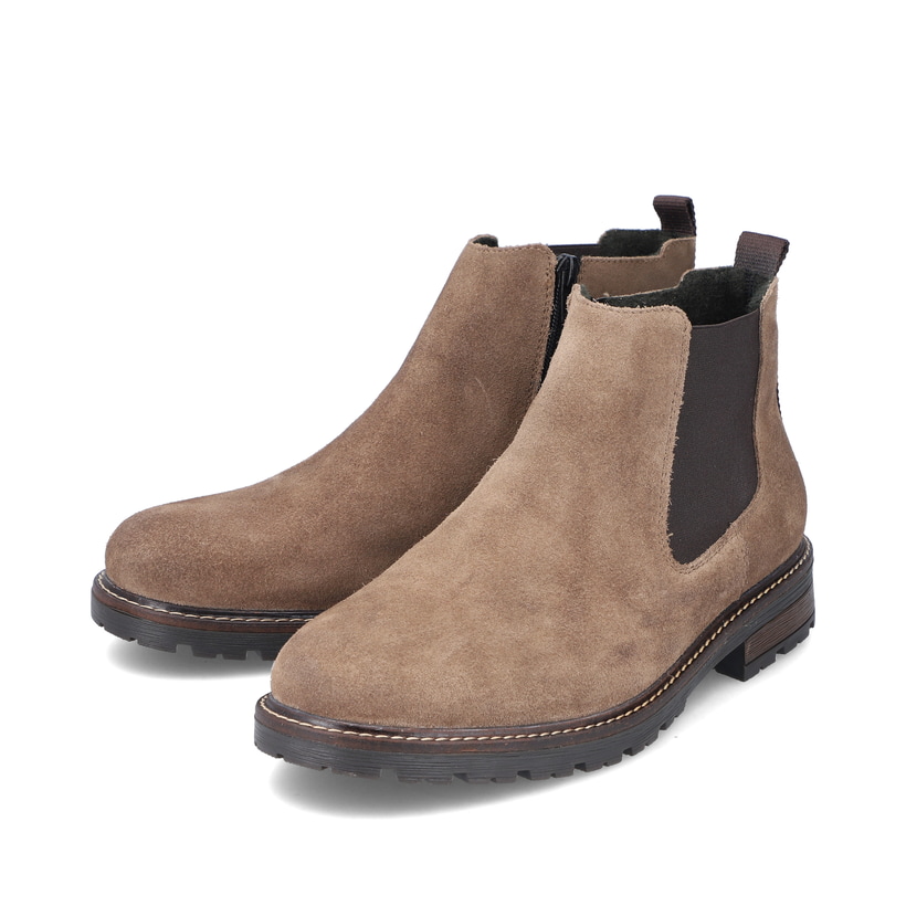 Sandbeige Rieker Herren Chelsea Boots 32051-64 mit einer robusten Profilsohle. Schuhpaar schräg.