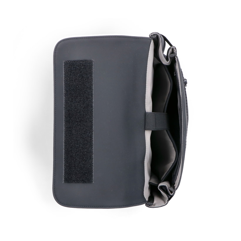 Sac à dos Rieker H5100-01 noir avec fermeture velcro, compartiment rembourré pour ordinateur portable et bretelles ajustable. Ouvert.