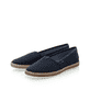 Blaue vegane Rieker Damen Slipper M2278-14 mit handgestickten Nähten. Schuhpaar seitlich schräg.