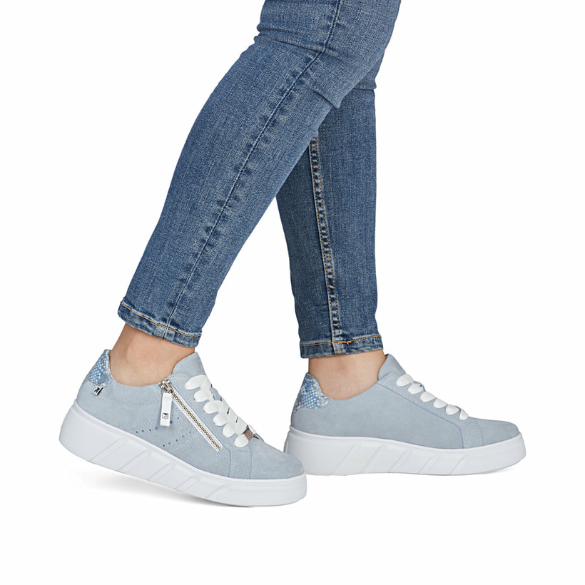 Blaue Rieker Damen Sneaker Low W2605-12 aus Rauleder. Schuh am Fuß.
