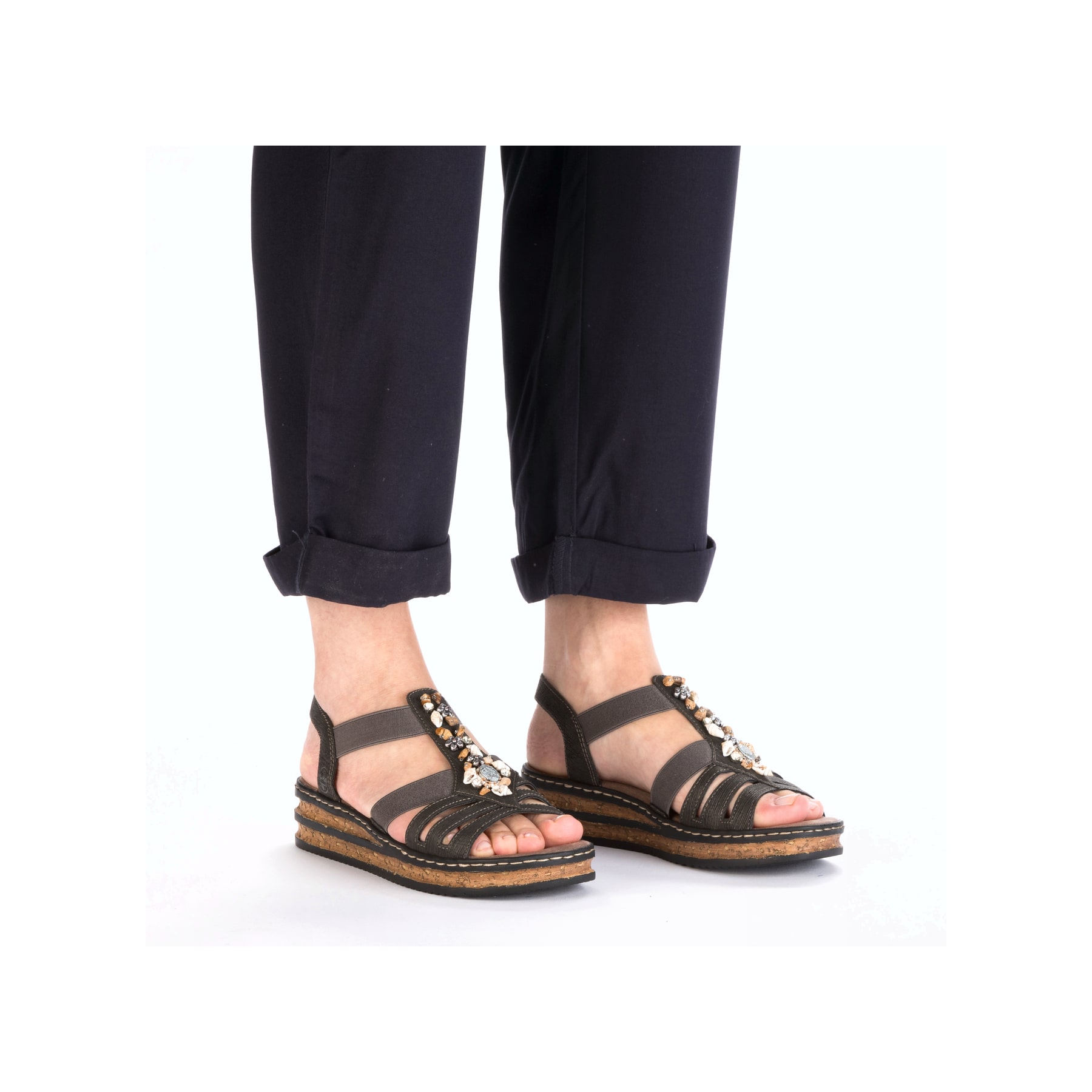 Graue Rieker Keilsandaletten 62949-45 mit Schmuckelementen sowie einem Gummizug. Schuh am Fuß.