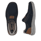 Blaue Rieker Herren Slipper 03053-14 mit einem Gummizug sowie der Extraweite H. Schuh von oben, liegend.
