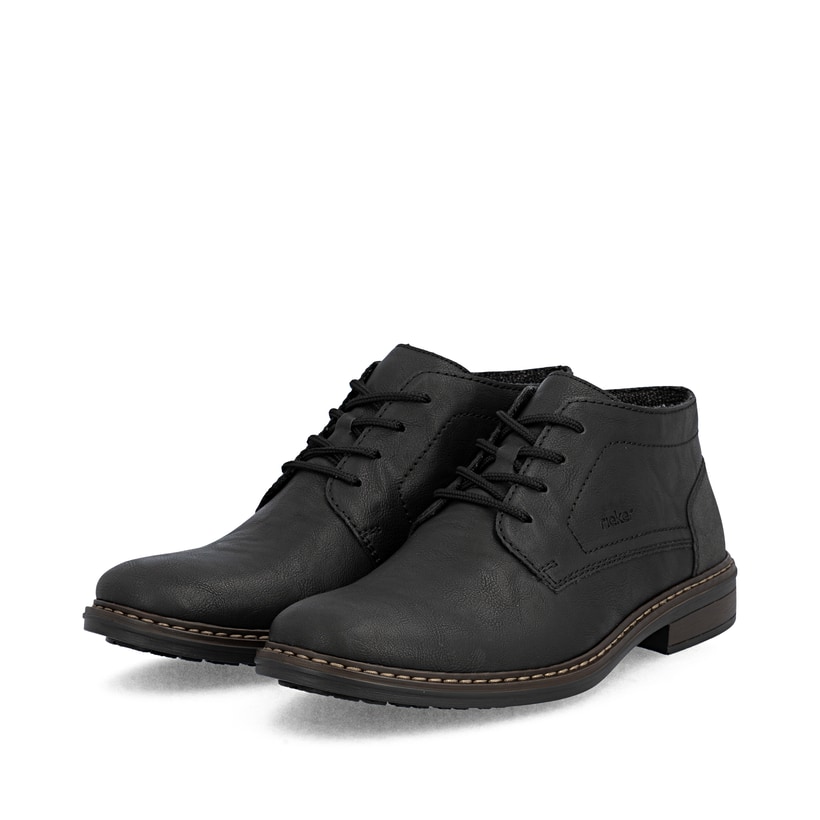 Tiefschwarze Rieker Herren Schnürschuhe 17604-00 mit einer schockabsorbierenden Sohle. Schuhpaar schräg.
