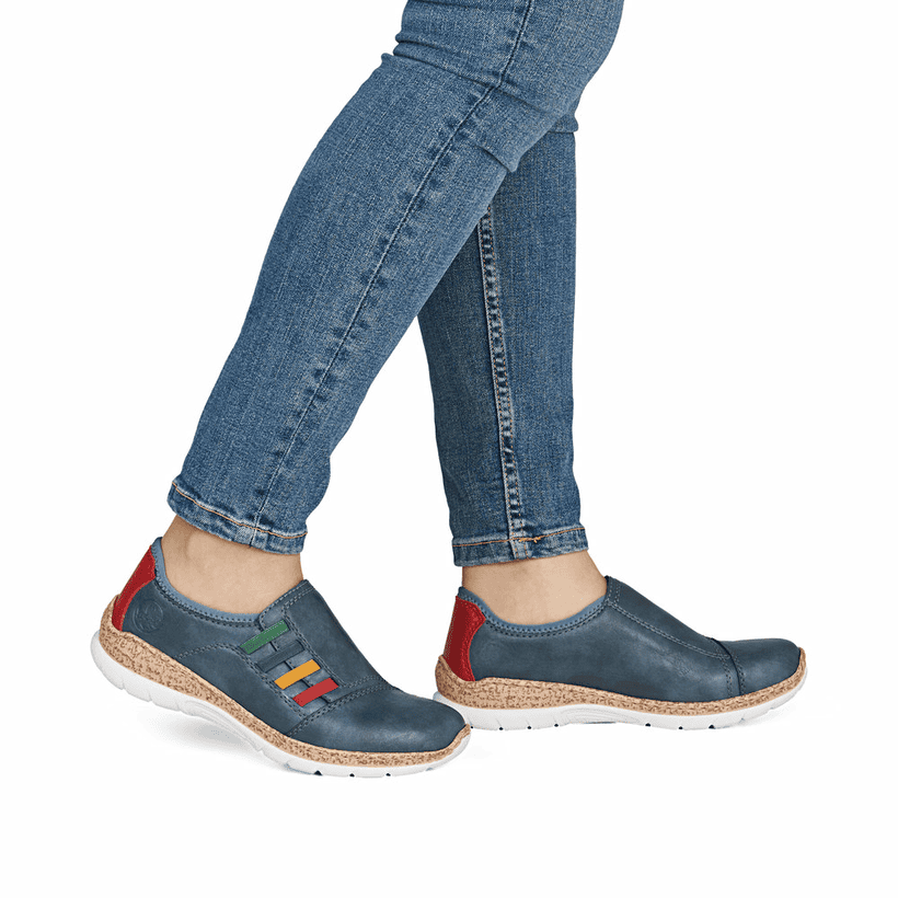 Blaue Rieker Damen Slipper N4264-14 mit einem Gummizug. Schuh am Fuß.