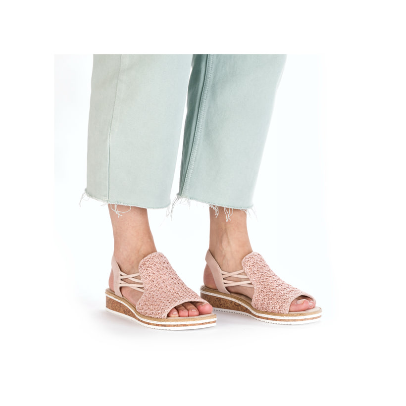 Rosane Rieker Keilsandaletten V3641-31 mit Gummizug sowie einer leichten Sohle. Schuh am Fuß.