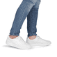 Baskets basses Rieker blanches lavables pour homme U1904-80 avec lacets. Chaussure au pied.