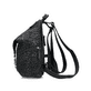 Rieker Damen Rucksack H1055-02 in Schwarz-Gemustert aus Kunstleder mit Reißverschluss. Rucksack getragen.