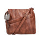 Sac bandoulière Rieker H1005-22 en marron avec fermeture éclair et pendentif en forme de cœur. Face avant.