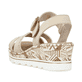Champagnerfarbene Rieker Keilsandaletten 67173-60 mit einem Klettverschluss. Schuh von hinten.