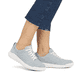 Blaue Rieker Damen Sneaker Low W1101-12 mit super leichter und flexibler Sohle. Schuh am Fuß.
