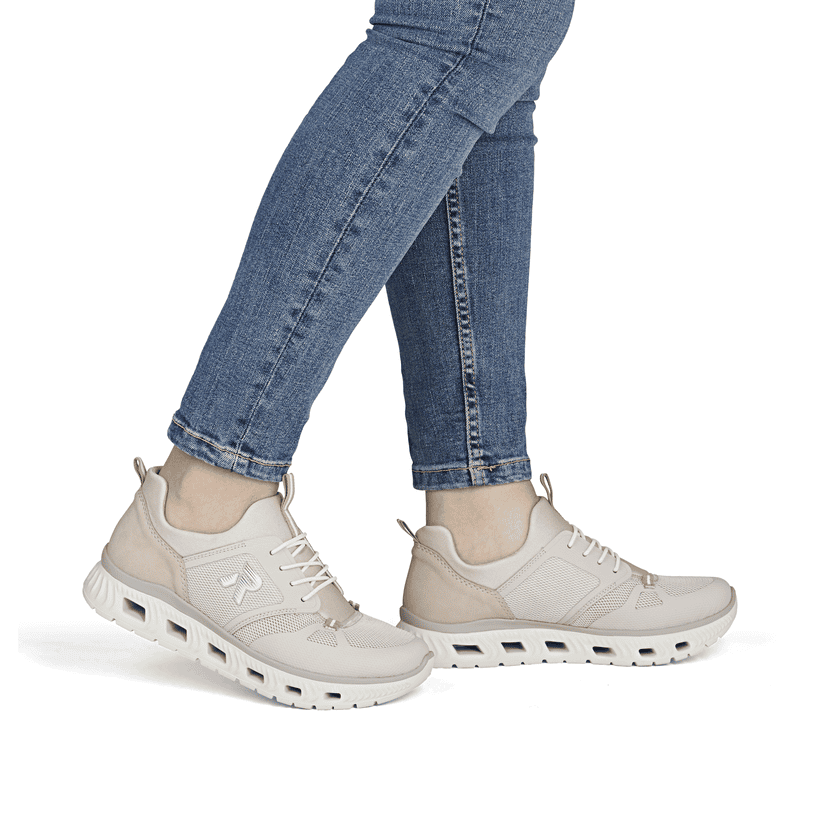 Mocassins Rieker beiges végan pour femmes M6078-60 avec bande élastique. Chaussure au pied.