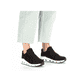 Schwarze Rieker Damen Sneaker Low N5201-00 mit flexibler Sohle. Schuh am Fuß.