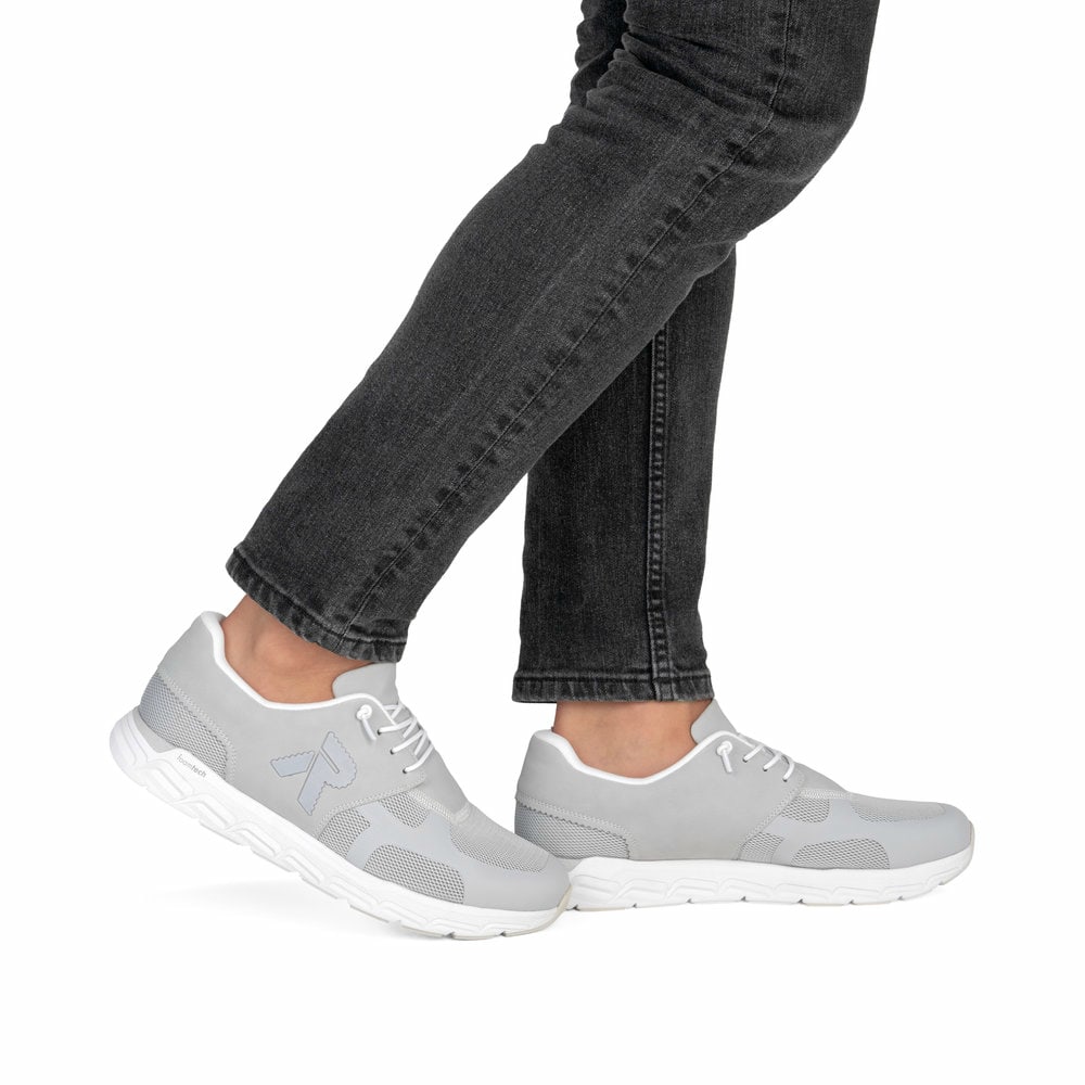 Graue Rieker Herren Sneaker Low 09100-40 mit Schnürung sowie abgesetztem Logo. Schuh am Fuß.