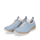 Himmelblaue Rieker Damen Slipper N4285-10 mit einer Gummischnürung. Schuhpaar seitlich schräg.