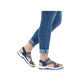 Blaue Rieker Damen Trekkingsandalen 68888-14 mit einem Gummizug. Schuh am Fuß.