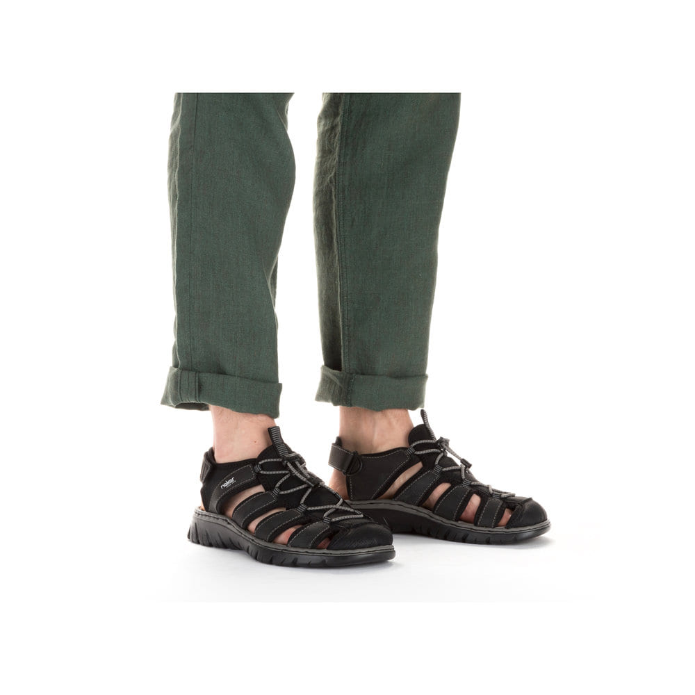Schwarze Rieker Herren Trekkingsandalen 26770-00 mit einem Klettverschluss. Schuh am Fuß.
