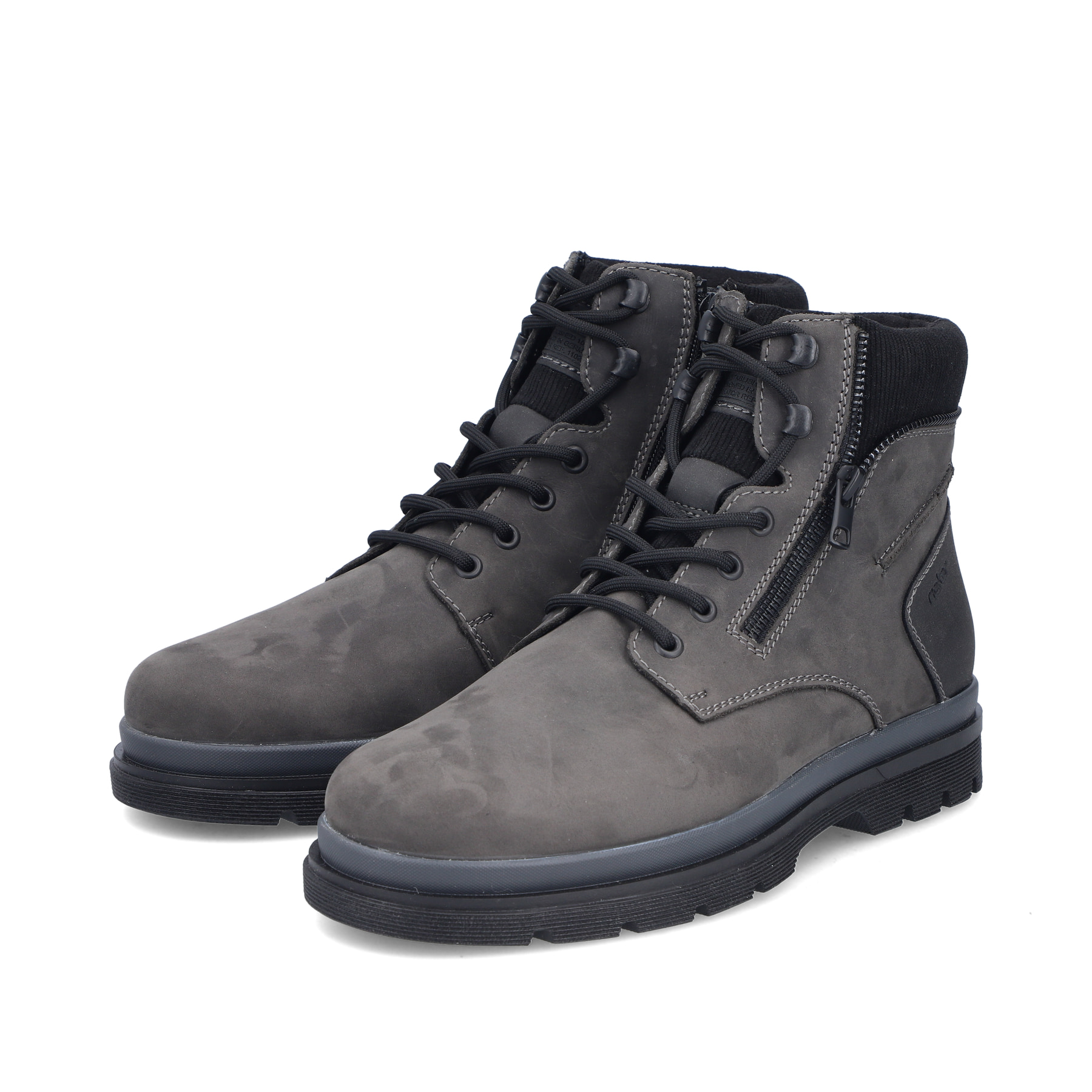 Bottes à lacets Rieker grises pour homme 32312-42 en cuir suédé. Chaussures inclinées sur le côté.