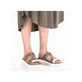 Grüne Rieker Damen Pantoletten V1396-52 mit einem Klettverschluss. Schuh am Fuß.