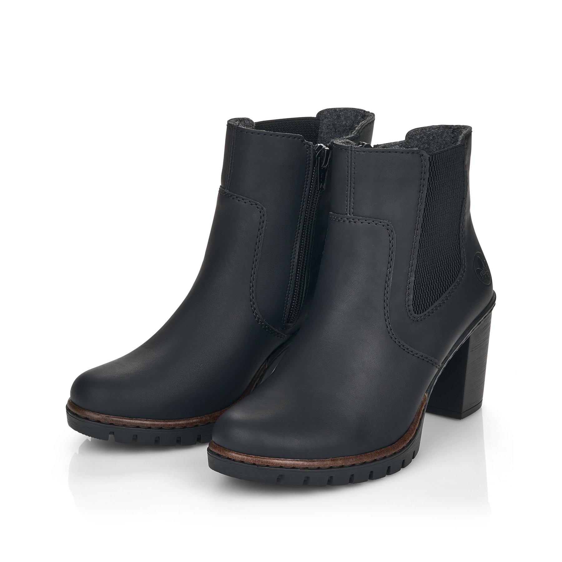 Tiefschwarze Rieker Damen Stiefeletten Y2574-00 mit Reißverschluss sowie Blockabsatz. Schuhpaar schräg.