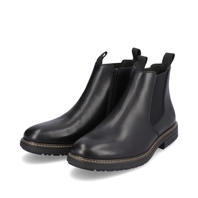 Stahlschwarze Rieker Herren Chelsea Boots 33180-00 mit einem Reißverschluss. Schuhpaar seitlich schräg.