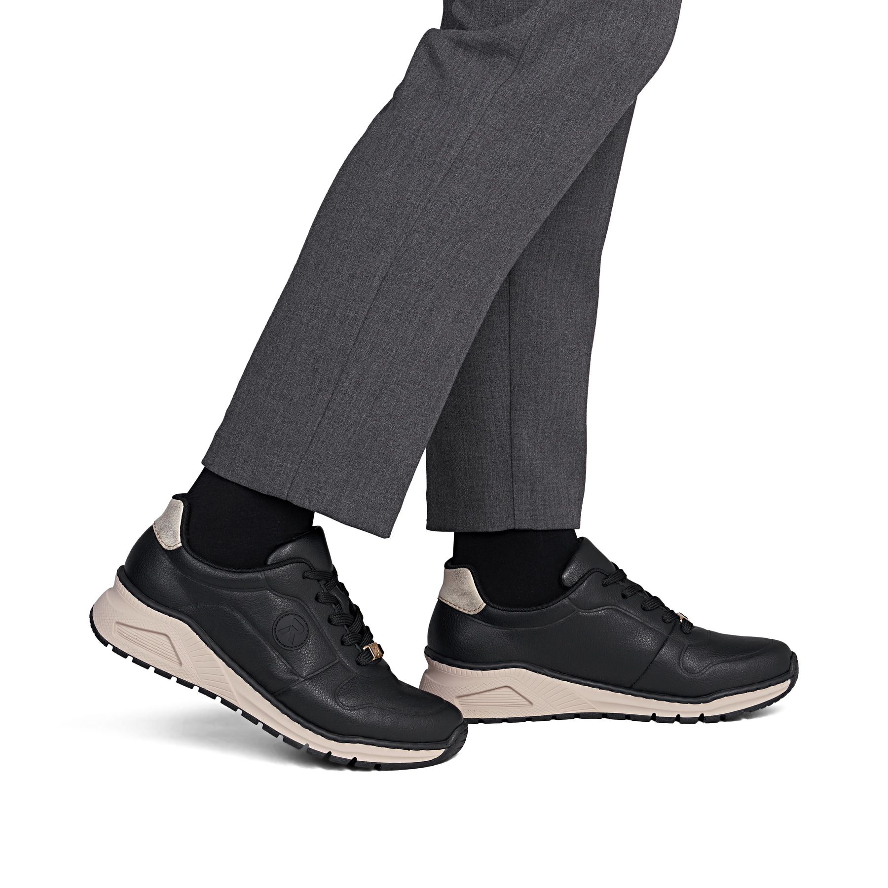Schwarze Rieker Damen Sneaker Low M4903-03 aus Glattleder mit einer Schnürung. Schuh am Fuß.