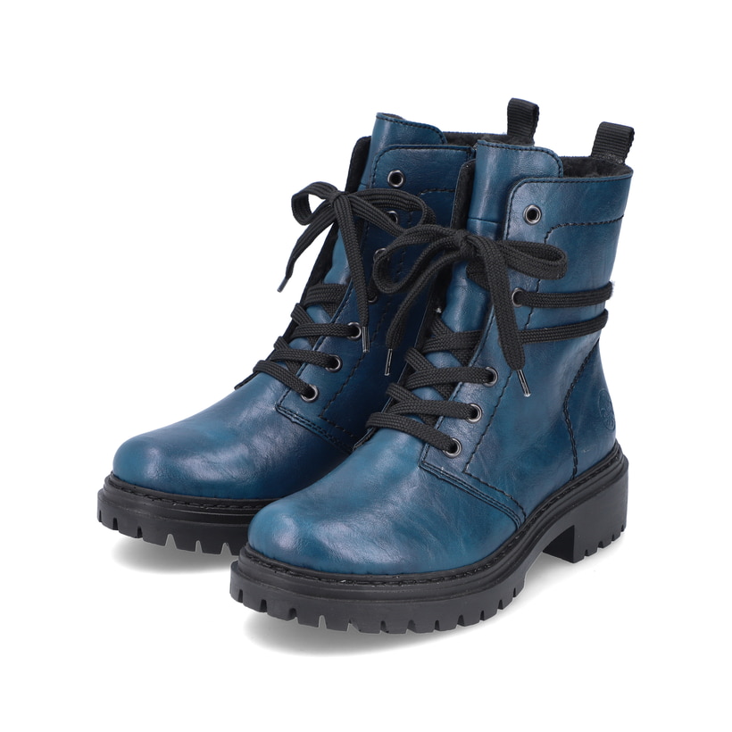 Cyanblaue Rieker Damen Biker Boots 72675-12 mit einer schockabsorbierenden Sohle. Schuhpaar schräg.