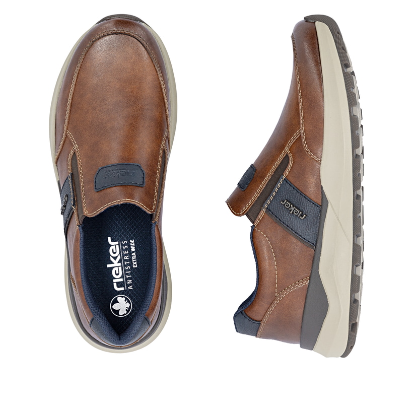 Braune Rieker Herren Slipper 06055-24 aus Glattleder mit einem Gummizug. Schuh von oben, liegend.