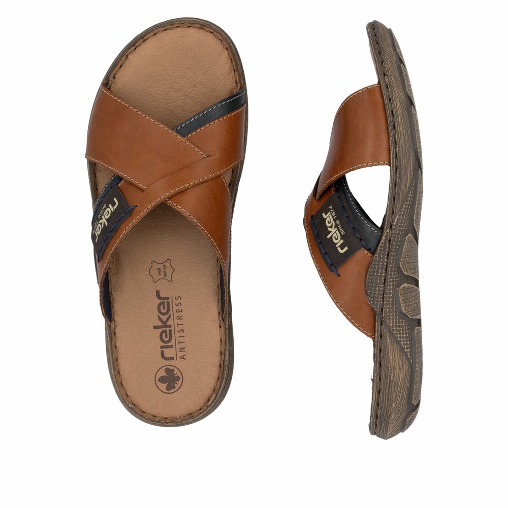 Braune Rieker Herren Pantoletten 22099-25 mit der Komfortweite G 1/2. Schuh von oben, liegend.