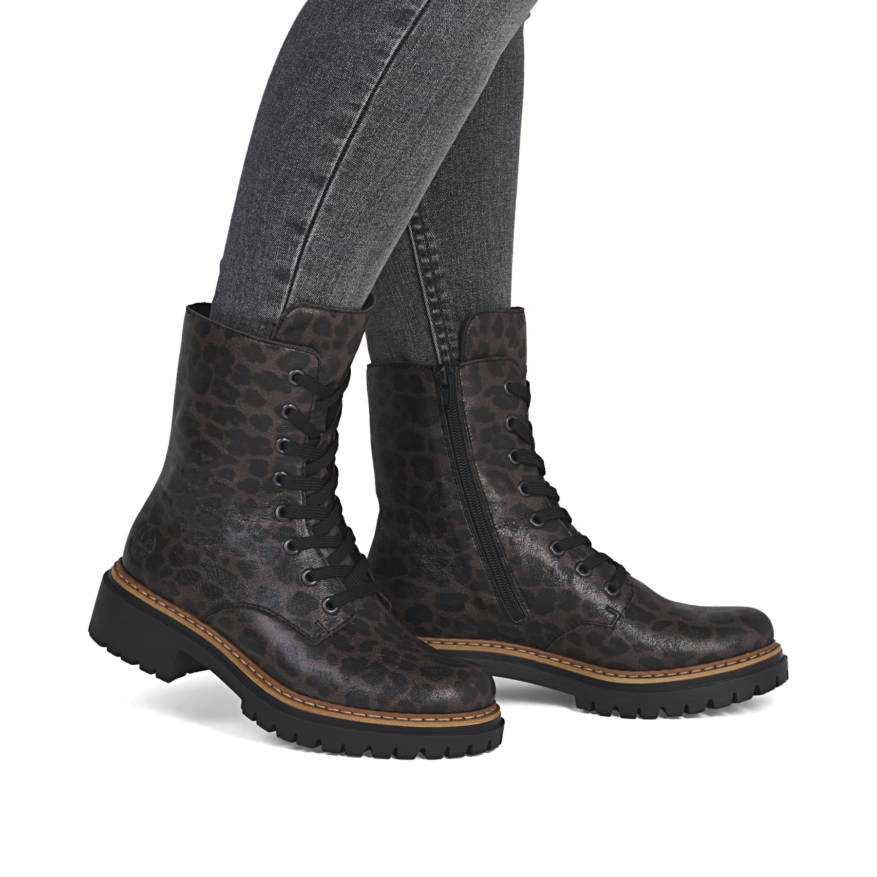 Biker Boots Rieker multicolores pour femme 72627-90 avec imprimé léopard. Chaussure au pied.