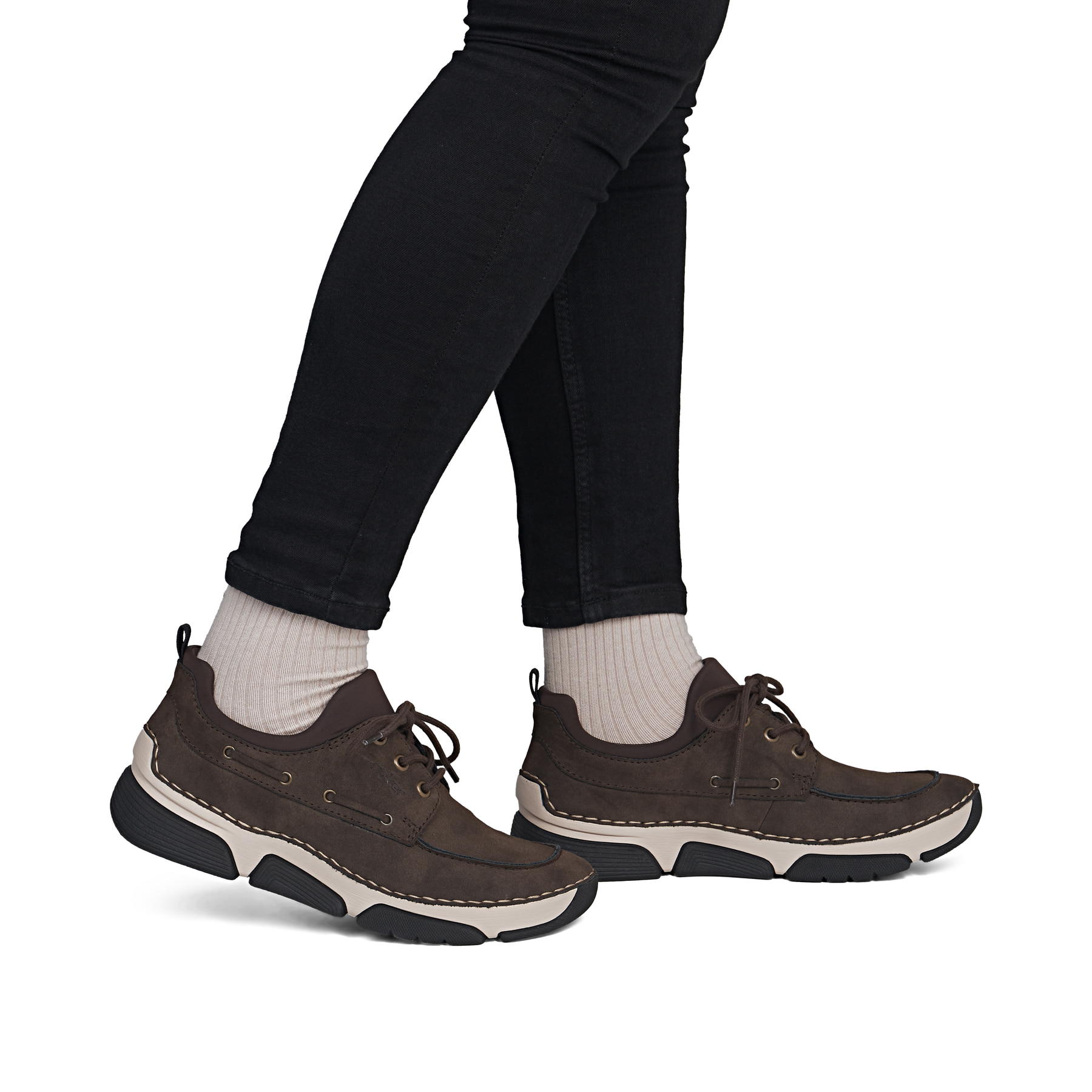 Braune Rieker Damen Slipper 45959-26 mit Gummizug sowie extra weicher Decksohle. Schuh am Fuß.
