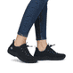 Schwarze Rieker Damen Slipper L0550-01 mit einem Gummizug. Schuh am Fuß.