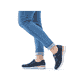 Blaue Rieker Damen Slipper 54474-14 mit einem Reißverschluss. Schuh am Fuß.