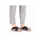 Schwarze Rieker Herren Pantoletten 21082-00 mit der Komfortweite G. Schuh am Fuß.