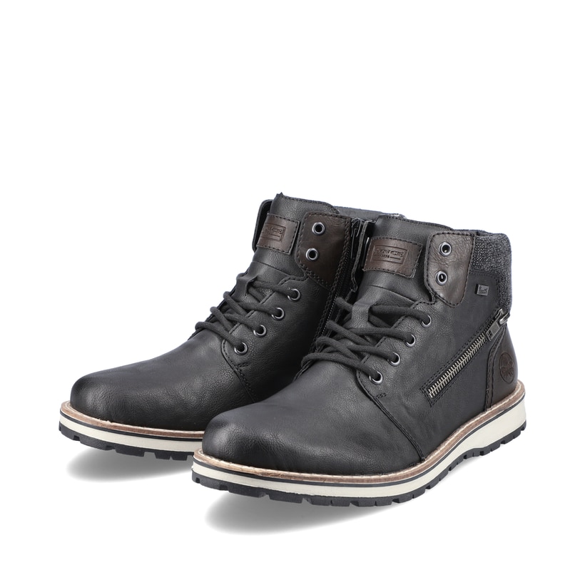 Asphaltschwarze Rieker Herren Schnürstiefel 38441-01 mit einer robusten Profilsohle. Schuhpaar schräg.