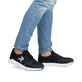 Schwarze Rieker Herren Sneaker Low 09100-01 mit einer Gummischnürung. Schuh am Fuß.