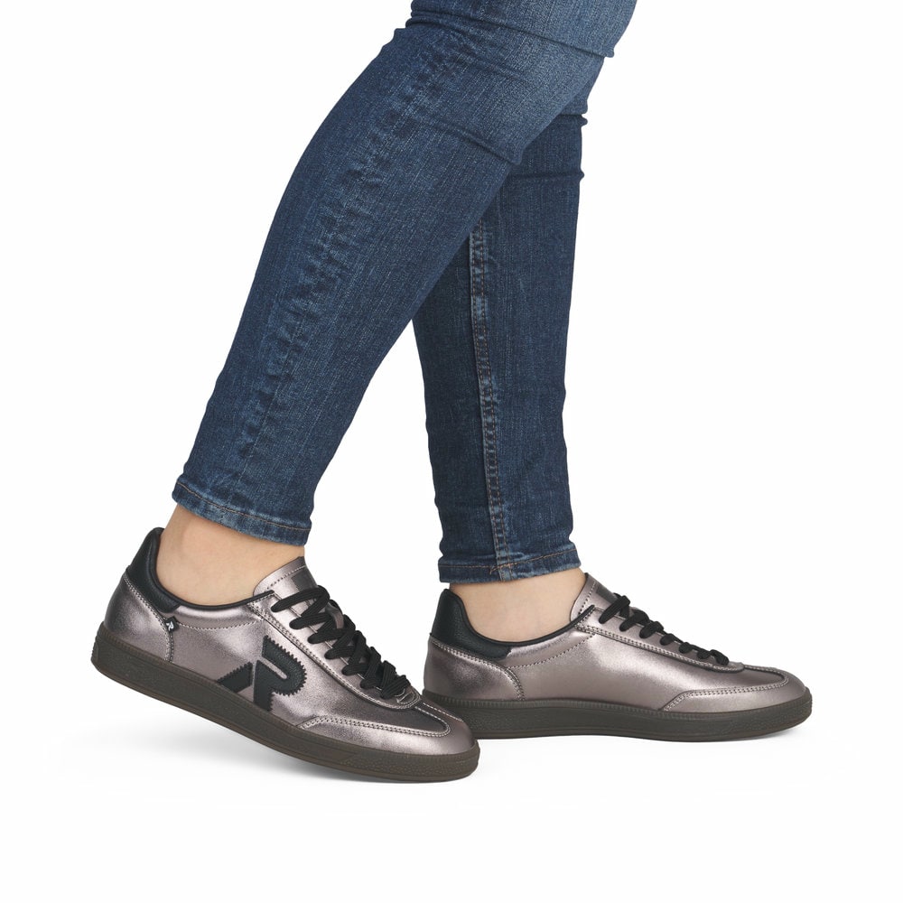 Silberne Rieker Damen Sneaker Low W2200-91 mit einer Schnürung. Schuh am Fuß.