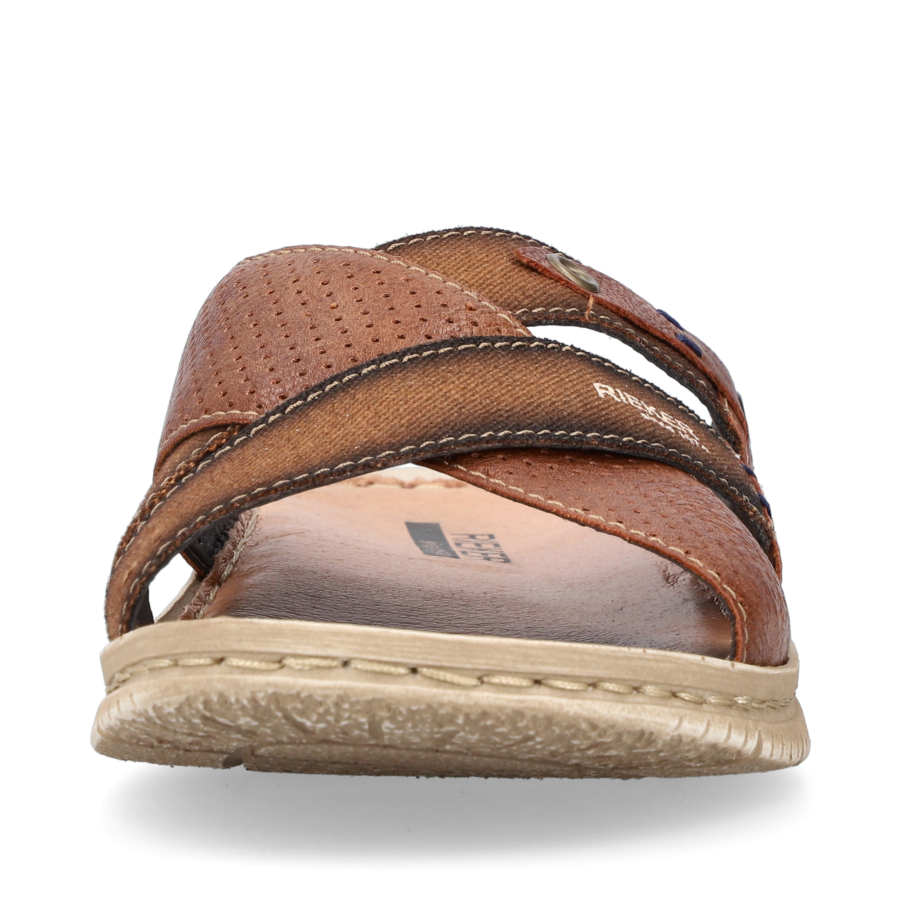 Braune Rieker Herren Pantoletten 21384-25 mit glänzenden Zierösen. Schuh von vorne.