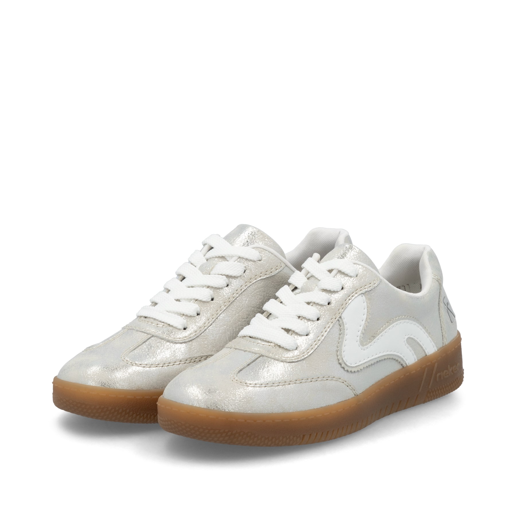 Metallische Rieker Damen Sneaker Low M5512-41 mit einer Schnürung. Schuhpaar seitlich schräg.