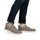 Beige Rieker Herren Slipper B6659-64 mit Ready2GO Slip-in Feature sowie Gummizug. Schuh am Fuß.