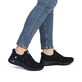 Mocassins Rieker noirs femmes M8550-00 avec membrane RiekerTEX hydrofuge. Chaussure au pied.