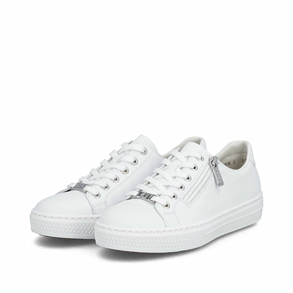 Weiße Rieker Damen Sneaker Low L59L1-83 mit einem Reißverschluss. Schuhpaar seitlich schräg.