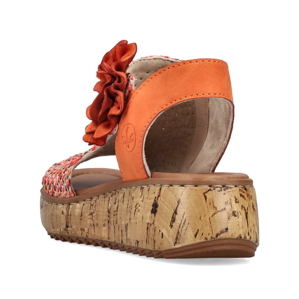 Mehrfarbige Rieker Keilsandaletten V1783-90 mit dekorativer Blume. Schuh von hinten.