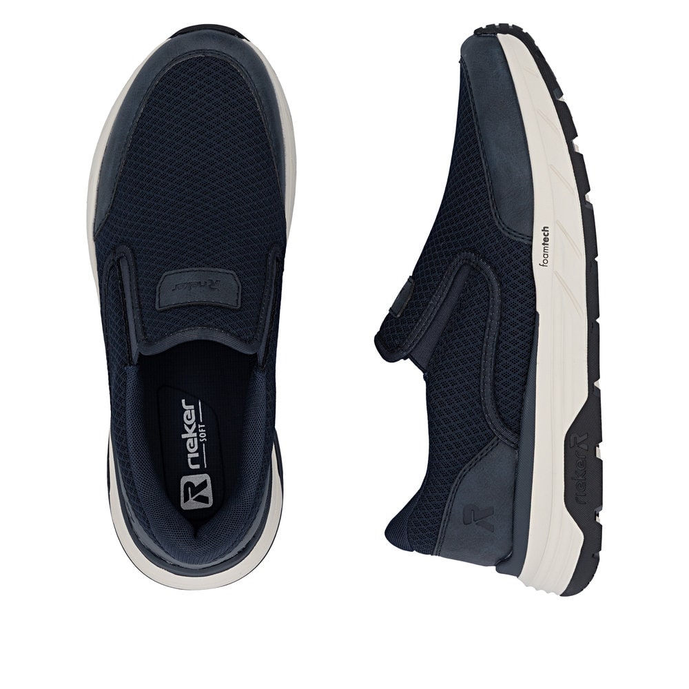 Blaue Rieker Herren Slipper 06152-14 mit einem Gummizug sowie dem Gel-Fußbett. Schuh von oben, liegend.